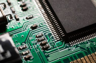 Boş bir çipe odaklı yeşil bilgisayarlı devre kartının makro fotoğrafı