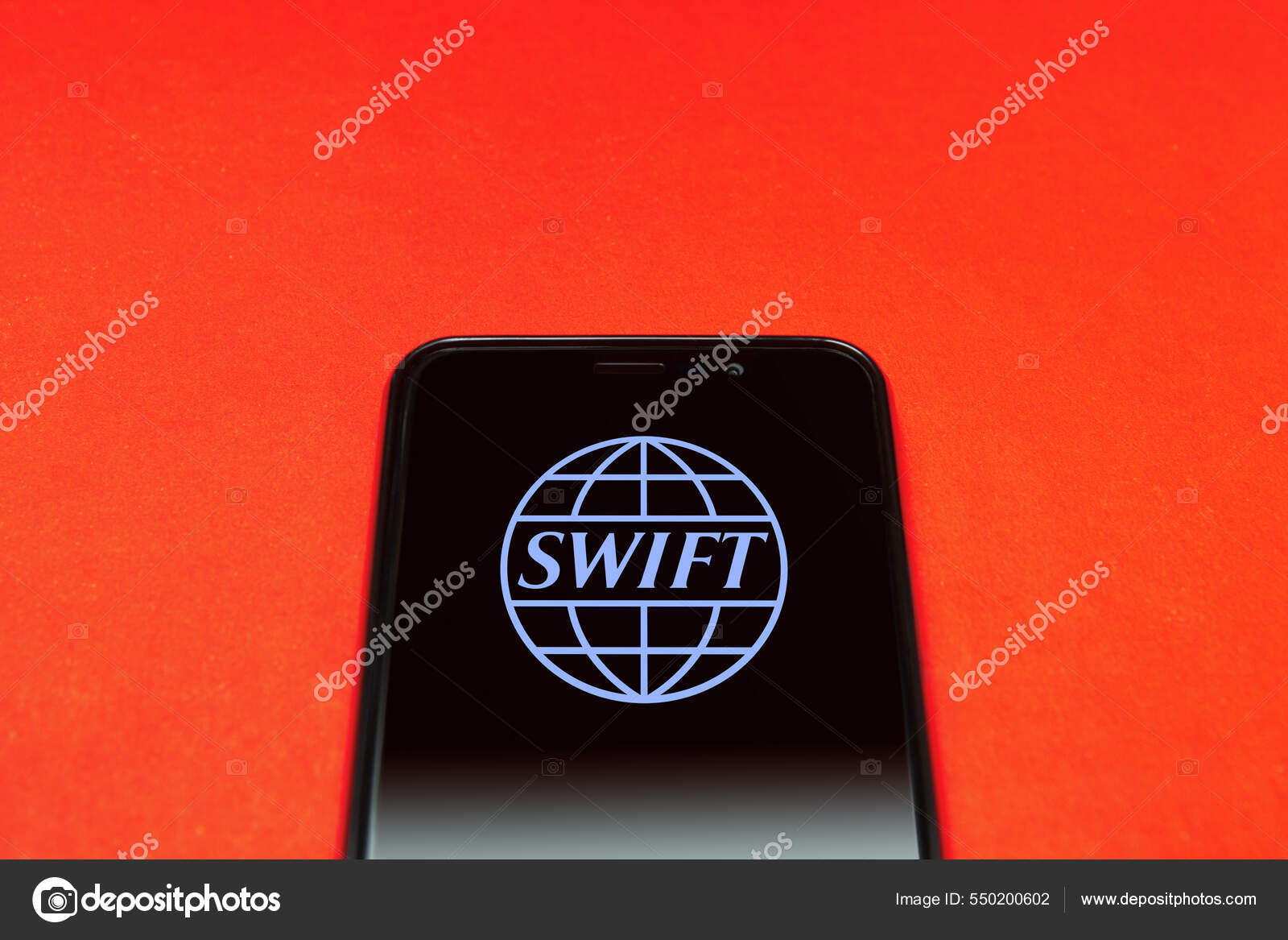 Swift是环球银行间金融电信协会网络智能手机屏幕上的Swift标志2022年2月25日俄罗斯莫斯科—— 库存社论照片© vadimrysev  #550200602