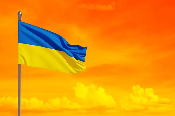 Die ukrainische Flagge am orangefarbenen Himmel. Nahaufnahme schwenkt die Flagge der Ukraine. Flaggensymbole der Ukraine. — Stockfoto