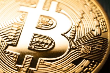 Bitcoin B logosu. Parlak altın madeni para sembolünün Macro fotoğrafı. Basit, parlak altın bitcoin kripto para birimi logosu.