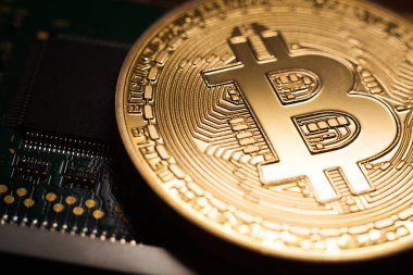 Yeşil devre arka planında bitcoin para. Kripto para, sanal para. Engelleme teknolojisi, kavram.