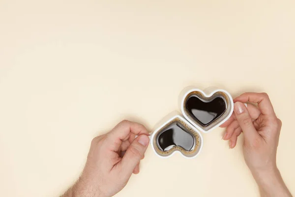 Mulher Homem Mãos Mantém Forma Coração Xícara Café Café Quente — Fotografia de Stock