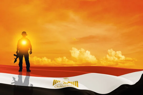 Egy Katona Sziluettje Napfelkelte Egyiptomi Zászló Ellen Koncepció Fegyveres Erők — Stock Fotó