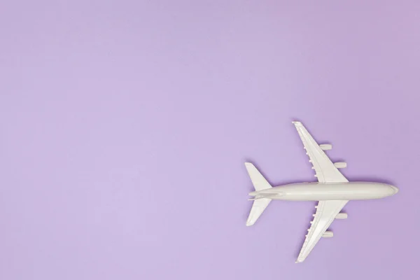 Uçak Modeli Mor Arka Planda Beyaz Bir Uçak Seyahat Tatili — Stok fotoğraf