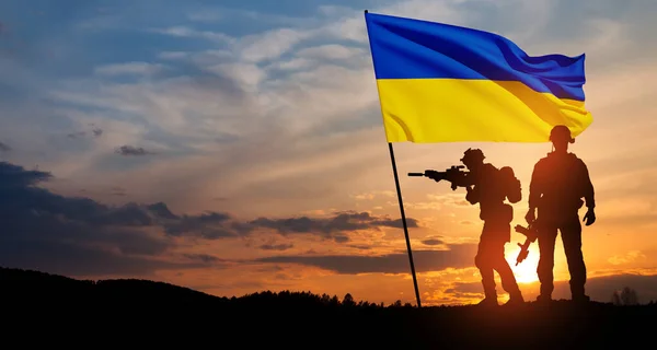 Прапор України Силуетом Солдатів Проти Сходу Або Заходу Сонця Збройні — стокове фото