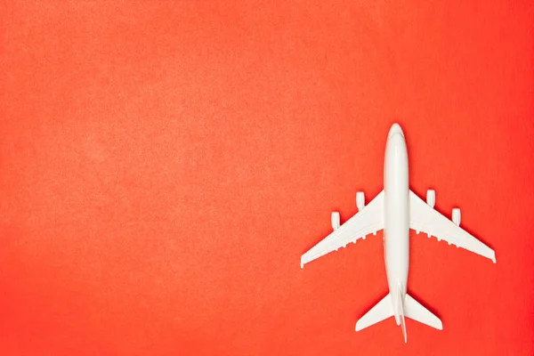 Uçak Modeli Kırmızı Arka Planda Beyaz Uçak Seyahat Tatili Konsepti — Stok fotoğraf