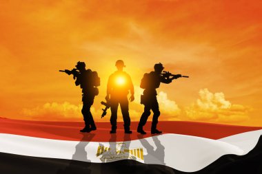Gün doğumuna ve Mısır bayrağına karşı bir askerin silueti. Kavram - Mısır silahlı kuvvetleri. Mısır kutlaması. Bağımsızlık Günü için tebrik kartı, Anma Günü, Silahlı Kuvvetler Günü.