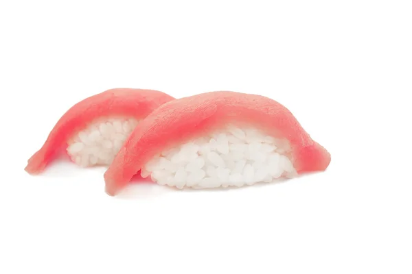 孤立在白色的美味日本三文鱼寿司的特写 — 图库照片