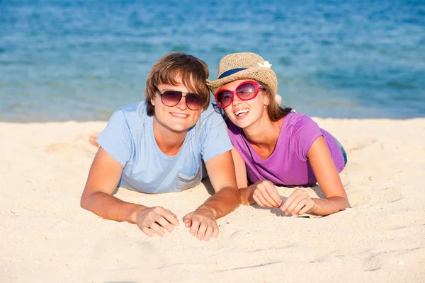 Joven hermosa pareja en tropical bali beach.honeymoon — Foto de Stock