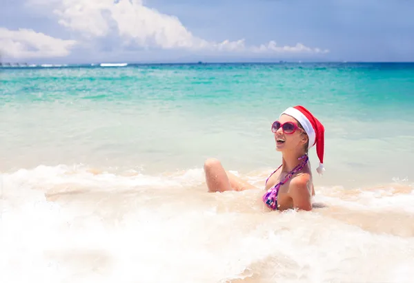 Mujer joven en sombrero de santa divertirse en el mar tropical, christm — Foto de Stock