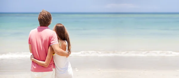 Joven hermosa pareja en tropical bali beach.honeymoon —  Fotos de Stock