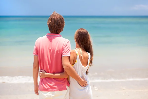 Unga vackra par på tropical bali beach.honeymoon — Stockfoto