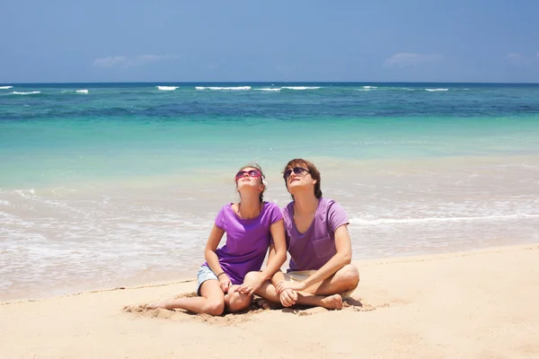 Jonge mooie paar op tropische bali beach.honeymoon — Stockfoto