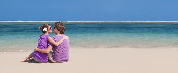 Joven hermosa pareja en tropical bali beach.honeymoon — Foto de Stock