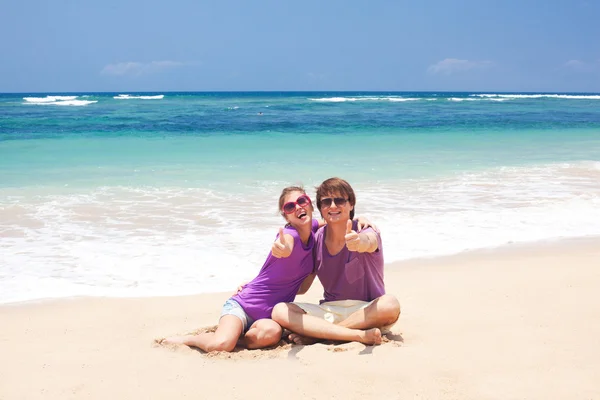 Jovem casal bonito em bali tropical beach.honeymoon — Fotografia de Stock