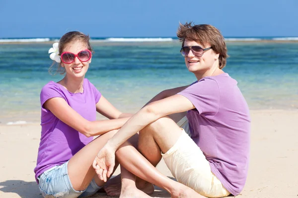 Jovem casal bonito em bali tropical beach.honeymoon — Fotografia de Stock