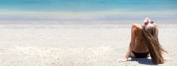 热带巴厘岛海滩上的比基尼的长发女孩的全景 — 图库照片