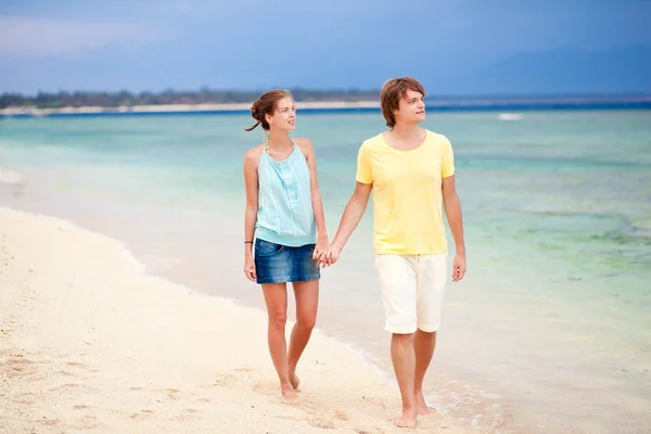 Genç mutlu çift tropik sahilde eğleniyor. Balayı — Stok fotoğraf