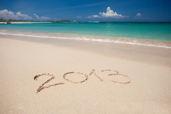 New year background of beach with "2013" handwritten in the sand — Stock Photo, Image