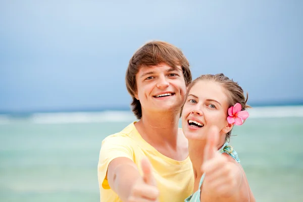 Pareja divirtiéndose en playa tropical — Foto de Stock