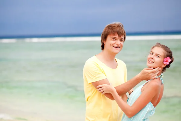 Jovem casal feliz se divertindo na praia tropical. lua-de-mel — Fotografia de Stock