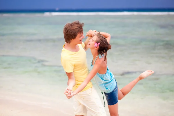 Young happy couple having fun on tropical beach. honeymoon — Stock Photo, Image