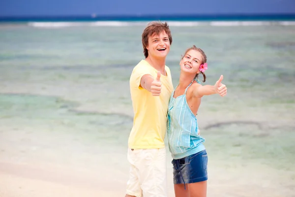 Jovem casal feliz se divertindo na praia tropical. lua-de-mel — Fotografia de Stock