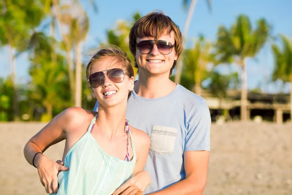 Молода щаслива пара розважається на тропічному пляжі. медовий місяць — стокове фото