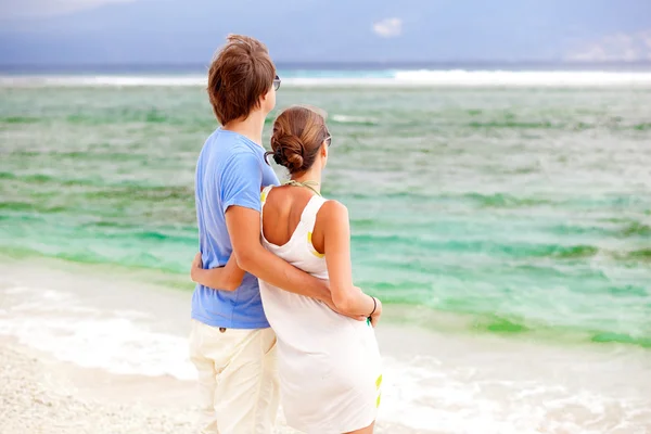 Jovem casal feliz se divertindo na praia tropical. lua-de-mel — Fotografia de Stock