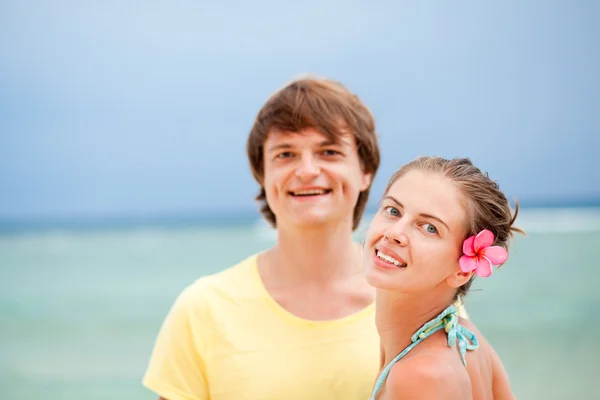 Jovem casal feliz se divertindo na praia tropical. lua-de-mel — Fotografia de Stock