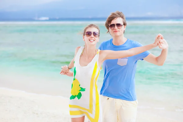 Young happy couple having fun on tropical beach. honeymoon — Stock Photo, Image