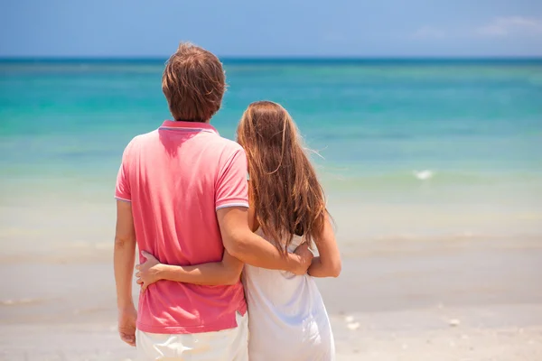 Jovem casal bonito em bali tropical beach.honeymoon — Fotografia de Stock