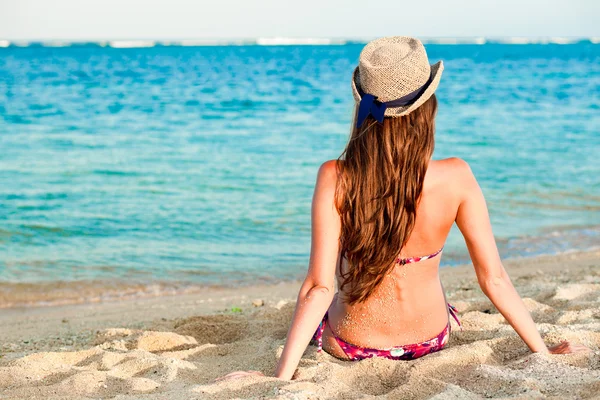 Langharige meisje in een bikini op tropische bali strand — Stockfoto