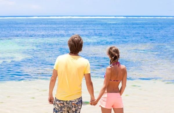 Hermosa pareja joven mirando en el horizonte. Madreselva — Foto de Stock