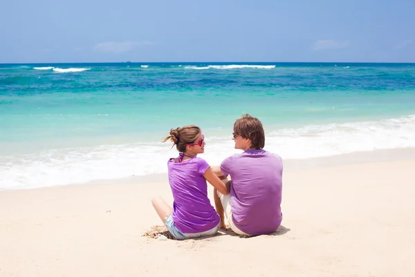 Jeune beau couple sur bali tropical beach.honeymoon — Photo