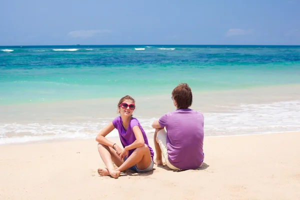 Jovem casal bonito em bali tropical beach.honeymoon — Fotografia de Stock