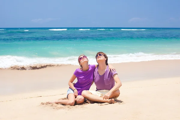 Mladý krásný pár na tropickou bali beach.honeymoon — Stock fotografie
