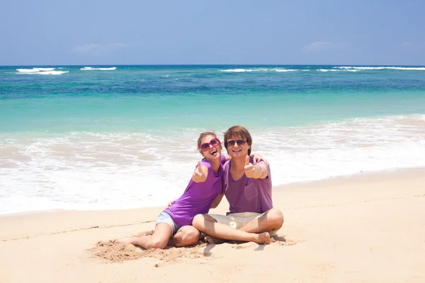 Unga vackra par på tropical bali beach.honeymoon — Stockfoto