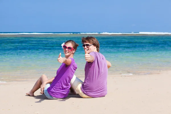 Jovem casal bonito em bali tropical beach.honeymoon — Fotografia de Stock