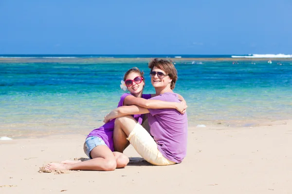 Joven hermosa pareja en tropical bali beach.honeymoon — Foto de Stock