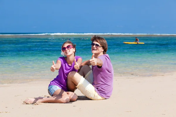 Fiatal pár gyönyörű trópusi bali beach.honeymoon — Stock Fotó
