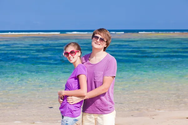 Jovem casal bonito em bali tropical beach.honeymoon — Fotografia de Stock