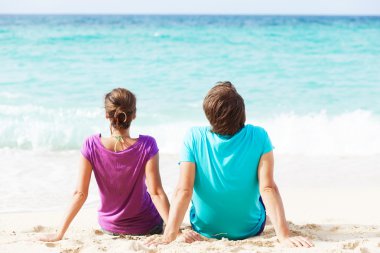 oturma ve plajda eğlenerek güzel genç Çift