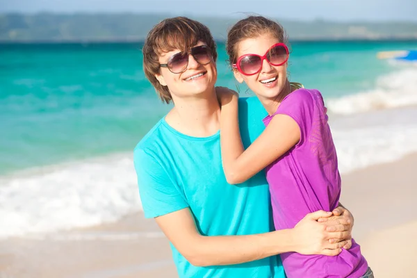 Jovem casal feliz se divertindo na praia tropical. lua-de-mel — Fotografia de Stock