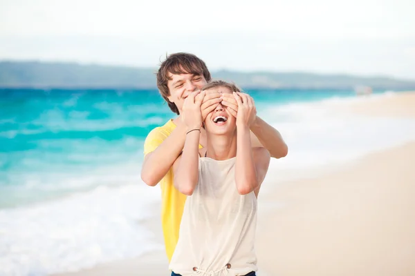 Giovane coppia felice divertirsi sulla spiaggia tropicale. luna di miele — Foto Stock