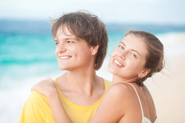 Jeune couple heureux s'amusant sur la plage tropicale. lune de miel — Photo