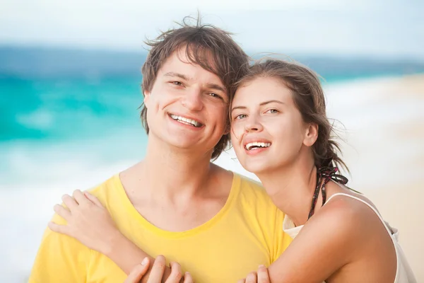 Boldog fiatal pár szórakozik trópusi tengerparton. nászút — Stock Fotó
