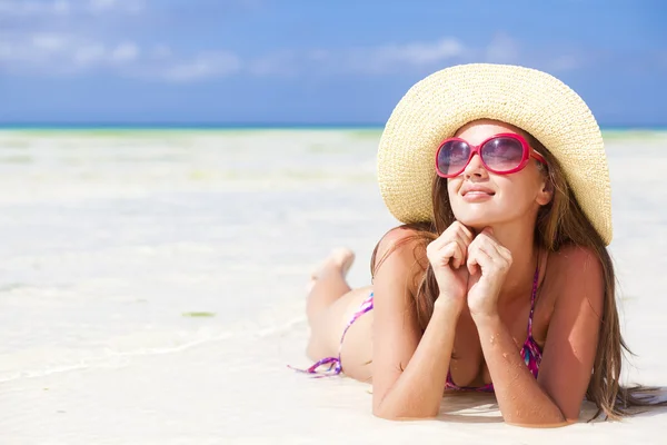 Ragazza dai capelli lunghi in bikini sulla spiaggia tropicale di bali — Foto Stock