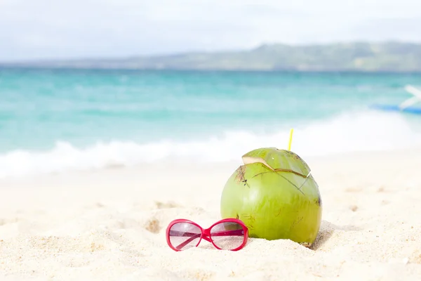Pareja feliz joven divirtiéndose en la playa tropical. luna de miel — Foto de Stock