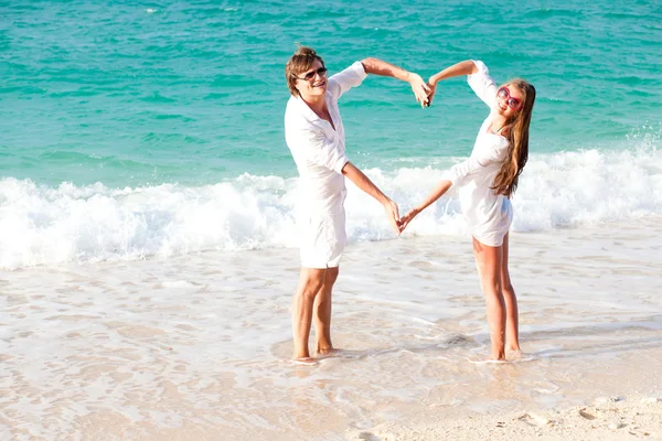 Giovane coppia felice divertirsi sulla spiaggia tropicale. luna di miele — Foto Stock